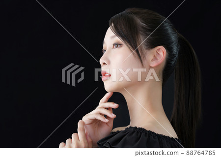 年輕女子和黑色背景 88764785