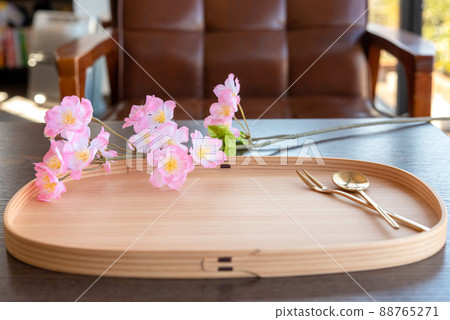 magewappa 托盤上的金餐具勺子和叉子 櫻花咖啡椅 88765271