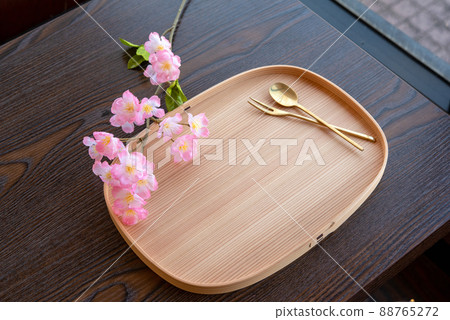 Gold cutlery spoon and fork on a magewappa tray Cherry blossoms Gold cutlery spoon and fork on a magewappa tray Cherry blossoms 88765272