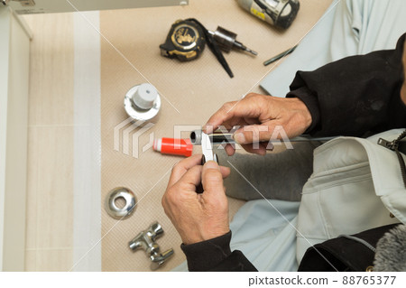 Craftsman hand to connect piping Craftsman hand to connect piping 88765377