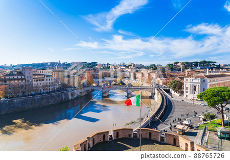 台伯河和羅馬街道冬天視圖 88765726