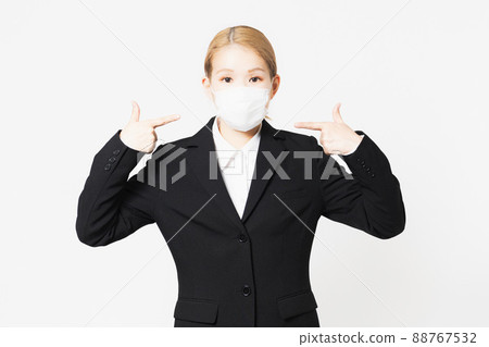 一個年輕女子指著夾克里的面具 88767532