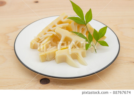 Cut seasonal bamboo shoots, leaves and bamboo shoots in the southern sky 88767674