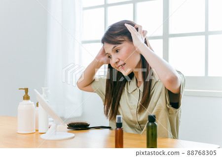 照鏡子的中年婦女（護髮、微笑） 88768305