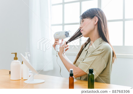 使用吹風機的中年女性（陷入困境） 88768306
