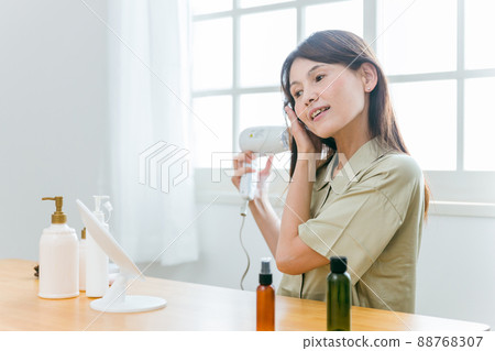 Middle-aged women using hair dryers (smiles) Middle-aged women using hair dryers (smiles) 88768307