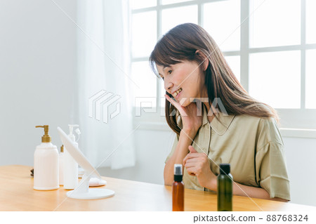 Middle-aged women who touch their skin (smiles) Middle-aged women who touch their skin (smiles) 88768324