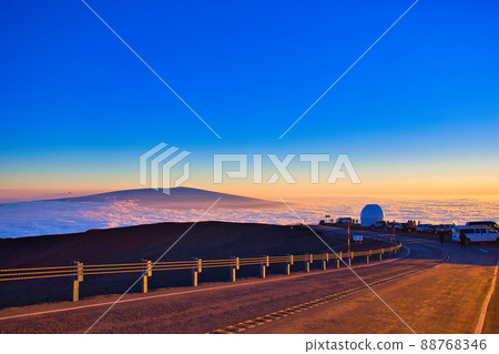 Road and sea of clouds overlooking Mauna Kea 88768346