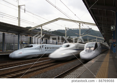 山陽新幹線 700 系列（新岩國站）等待希望通過 88769088