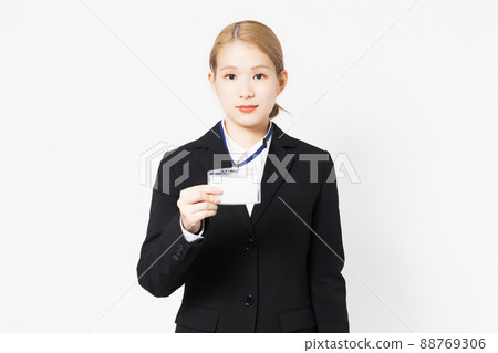 戴著銘牌的年輕女子 戴著銘牌的年輕女子 88769306