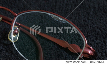 Glasses with scratches on the lens Glasses with scratches on the lens 88769661