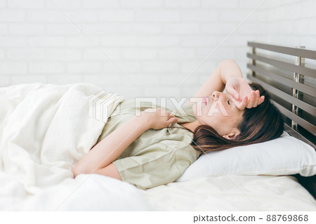 Middle-aged women with sleep disorders / sleeplessness (headache / fever) 88769868