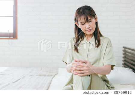 臥室裡的中年婦女(微笑) 臥室裡的中年婦女(微笑) 88769913