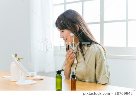 Middle-aged and older women who take care of skin (facial roller, smile) Middle-aged and older women who take care of skin (facial roller, smile) 88769943
