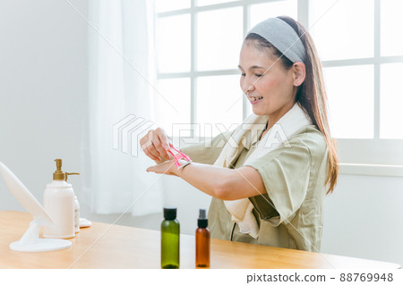 使用剃須刀的中老年婦女(手臂) 使用剃須刀的中老年婦女(手臂) 88769948