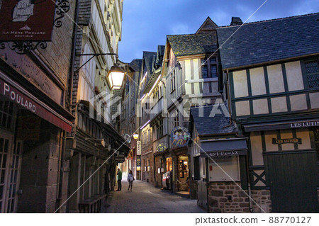 [Mont Saint Michel] Cityscape night view 88770127