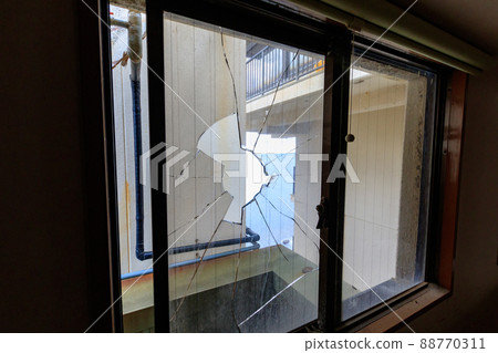 殘破的窗戶玻璃 殘破的窗戶玻璃 88770311