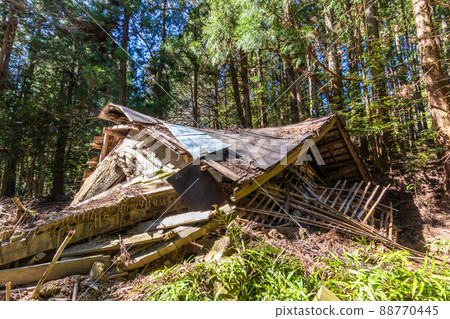 倒塌的廢棄房屋 88770445