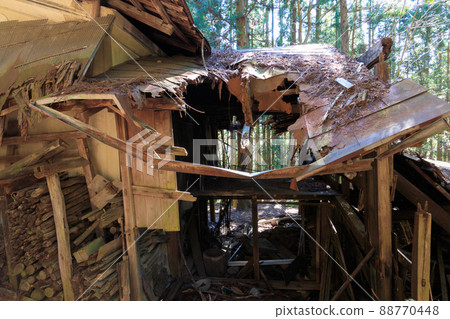 倒塌的廢棄房屋 88770448