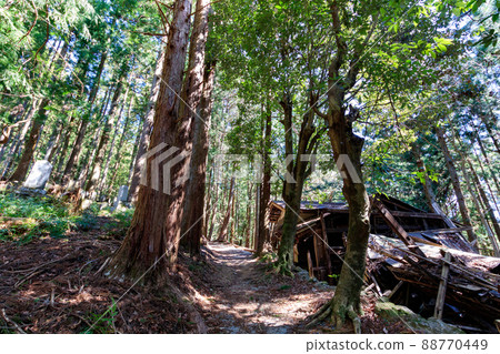 倒塌的私人房屋和山路 88770449