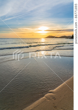 Beautiful sunset in Koh Samet Island, Famous Tourist destination in Rayong, eastern Thailand Beautiful sunset in Koh Samet Island, Famous Tourist destination in Rayong, eastern Thailand 88771893