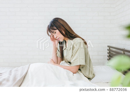 起床困難的中年女性（頭痛/身體狀況不佳） 88772036