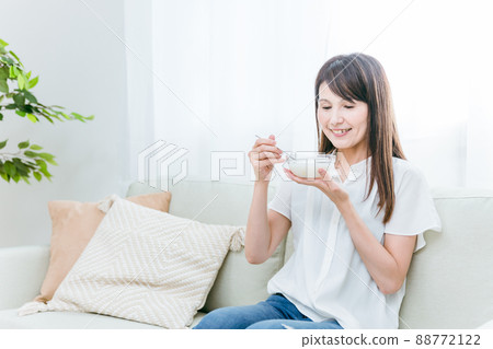 A middle-aged woman who eats yogurt and activates bacteria (smiles) A middle-aged woman who eats yogurt and activates bacteria (smiles) 88772122