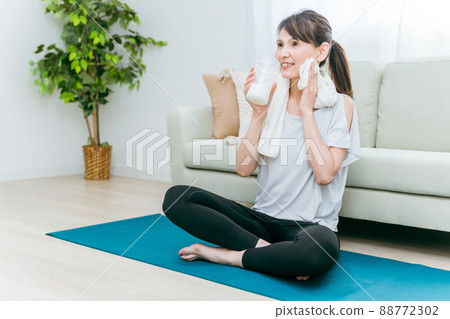 中年女性在房間裡做瑜伽（喝蛋白質） 88772302