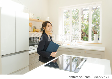 Property introduction Female in her 20s Real estate business Property introduction Female in her 20s Real estate business 88772377