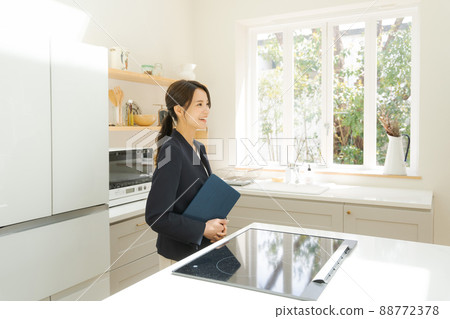 Property introduction Female in her 20s Real estate business Property introduction Female in her 20s Real estate business 88772378