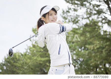 打球的高爾夫女孩 88773080