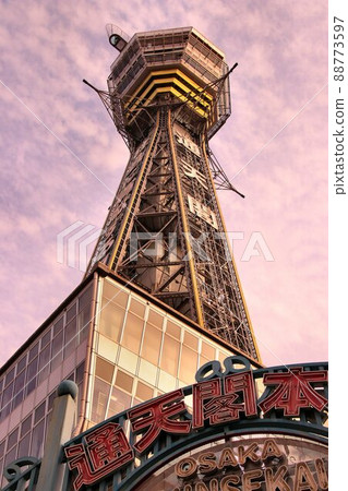 聳立在夕陽天空中的大阪象徵“通天閣” 88773597