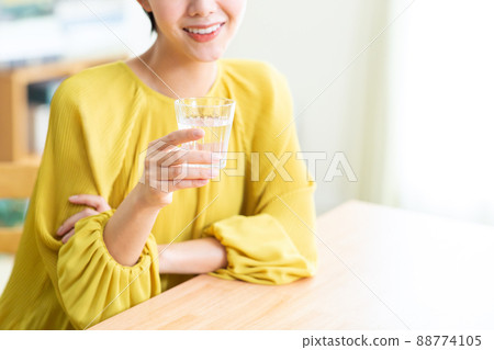 喝礦泉水的女人 喝礦泉水的女人 88774105