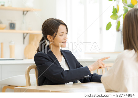 Home sales advisor, female in her 20s Home sales advisor, female in her 20s 88774994