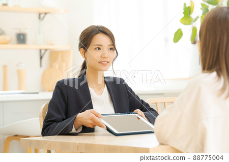 Home sales advisor, female in her 20s 88775004