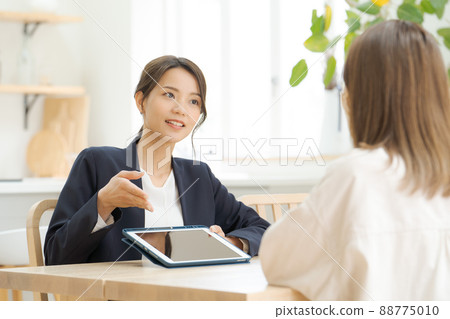 房屋銷售顧問，20多歲的女性 88775010