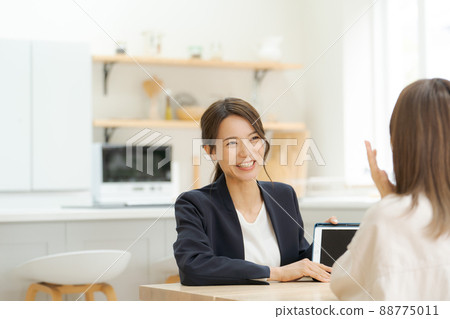 房屋銷售顧問，20多歲的女性 88775011