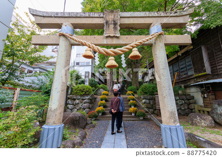 日枝神社的鳥居和信眾 日枝神社的鳥居和信眾 88775420