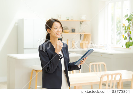 Real estate property information Women in their 20s Real estate property information Women in their 20s 88775804