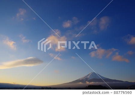 清晨從河口湖看到的富士山和冬天的天空 88776560