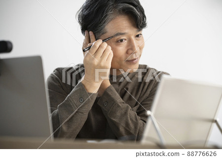 Men's makeup image for men in their 50s who draw eyebrows toward the mirror Men's makeup image for men in their 50s who draw eyebrows toward the mirror 88776626