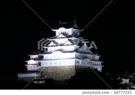 Beautiful illuminated scenery of Himeji Castle, a national treasure Beautiful illuminated scenery of Himeji Castle, a national treasure 88777291