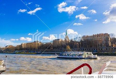 Cityscape along the Seine in Paris in winter 88778906