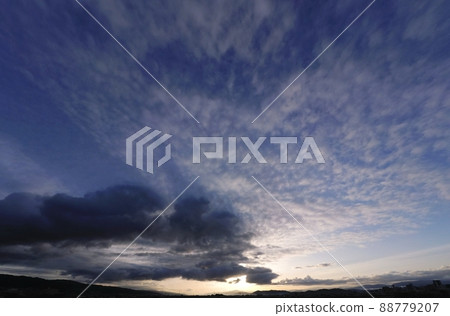 出現各種雲彩的早晨天空，春天，超廣角，220320pm，天空主 88779207