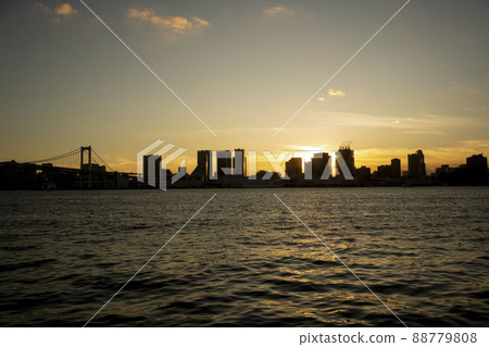 東京灣在黃昏染成橙色，從豐洲看到的芝浦灣 88779808