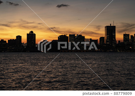 東京灣在黃昏染成橙色,從豐洲看到的芝浦灣 東京灣在黃昏染成橙色,從豐洲看到的芝浦灣 88779809