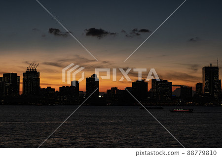 東京灣在黃昏染成橙色,從豐洲看到的芝浦灣 東京灣在黃昏染成橙色,從豐洲看到的芝浦灣 88779810