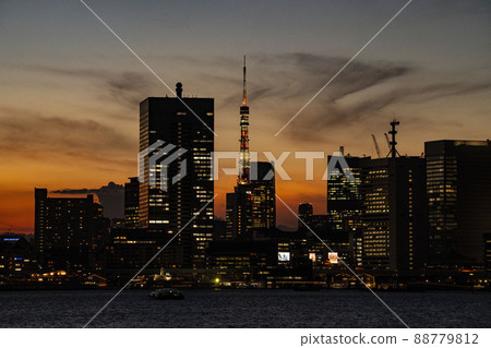 東京灣在黃昏染成橙色,從豐洲看到的芝浦灣 東京灣在黃昏染成橙色,從豐洲看到的芝浦灣 88779812