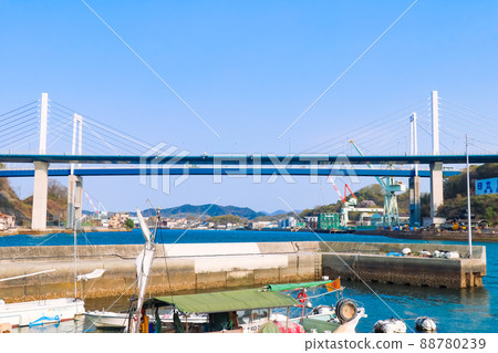 從尾道水道海岸看到的尾道大橋 瀨戶內海的美麗風景 88780239