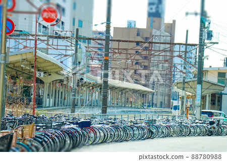 車站前及站台停放的自行車 88780988